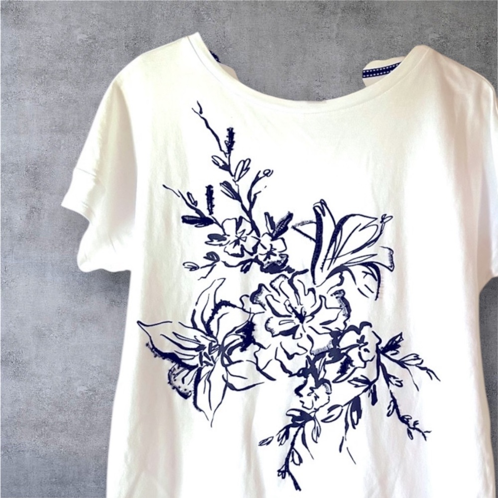 ⬅️Chico’s White and Black Floral Print Top